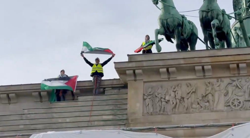Anti-Israel Demonstranten entern Brandenburger Tor